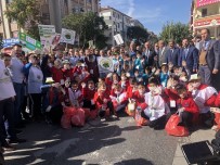 EMINE ERDOĞAN - Pursaklar Sokakları Öğrenciler Tarafından Temizlendi