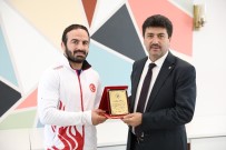 İSTİKLAL - Rektör Sarıbıyık'tan, Dünya Şampiyonu Altun'a Teşekkür Plaketi