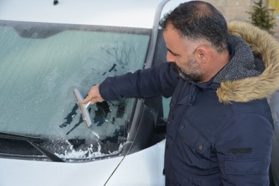 Sarıkamış'ta Soğuktan Araçların Camları Dondu