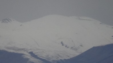 Yüksekova'daki Yüksek Kesimlere Kar Yağdı