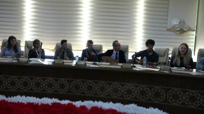 ASÜ Rektörü Şahin, Yabancı Öğrencilerle Şarkı Söyledi