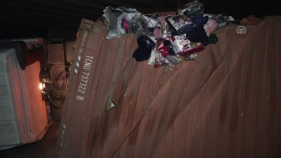 Bakırköy'de Devrilen Tırın Şoförü Yaralandı