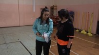 BADMINTON - Çift Elle Atılamayan Badminton Servislerini Tek Elleri İle Atıyorlar