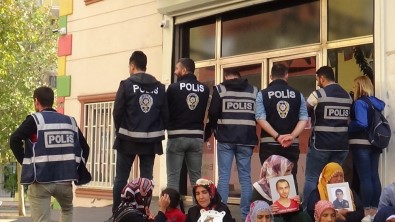 HDP Önünde Evlat Nöbeti Tutan Ailelerden 'Güvenlik Kamerası' Tepkisi