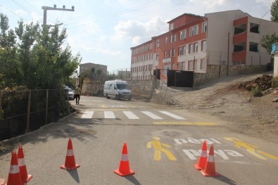 Kulp'ta Yaya Geçitlerine Türkçe Ve Kürtçe Uyarı Yazıları Yazıldı