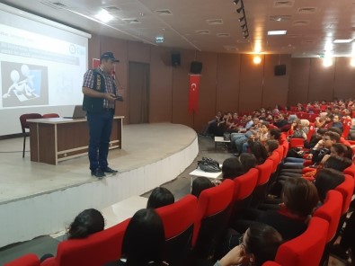 Mersin'de Öğrencilere 'Güvenli İnternet Semineri' Verildi