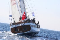 TURGUTREIS - Sahil Şeridinden Geçen Dev Yelkenlileri Turistler Pür Dikkat İzledi