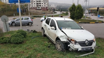 Samsun'da Otomobiller Çarpıştı Açıklaması 4 Yaralı