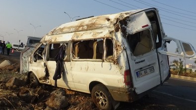 Tarım İşçilerini Taşıyan Minibüs Kaza Yaptı Açıklaması 18 Yaralı