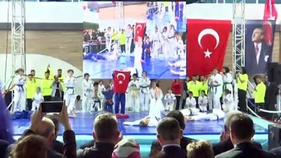 Bakan Kasapoğlu, Ümraniye'de Spor Tesisi Açtı