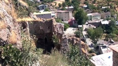 Çukurca'daki 4 Asırlık Taş Evlerin Restorasyonu Sürüyor