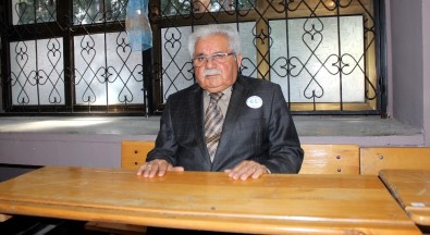 Gözleri 54 Yıl Önceki Sınıf Arkadaşlarını Aradı