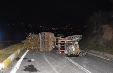 Hendek'te Traktör Devrildi Açıklaması 2 Yaralı