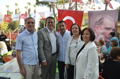 Kuşadası'nda Cumhuriyet Sevdalıları Bir Araya Geldi