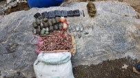 UZMAN JANDARMA - PKK'ya Ait 15 Adet El Bombası İle 2 Adet EYP Düzeneği Ele Geçirildi