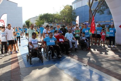 7'Den 70'E Kanser Hastaları İçin Koştu