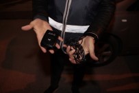 RUHSATSIZ SİLAH - Durdurulan Araçtaki Radar Takip Cihazı Polisi Bile Şaşkına Çevirdi