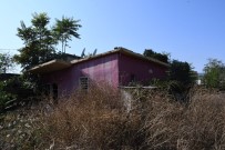 SİVİL POLİS - Gizemli Kazının Yapıldığı 'Kırmızı Ev' Hayalet Eve Döndü