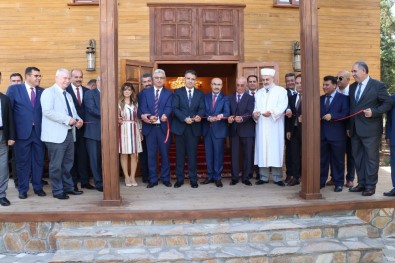 İş İnsanı Vefat Eden Eşi İçin Mescit Yaptırdı