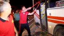 Kamyonetle Çarpışan Halk Otobüsü Evin Balkonuna Girdi Açıklaması 5 Yaralı