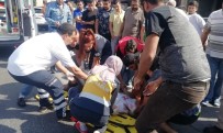 ÇEŞMELI - Yaya Geçidinden Karşıya Geçen Motosiklete Kamyonet Çarptı, Sürücü Öldü