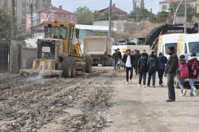 Yüksekova'da Yol Yapım Çalışması