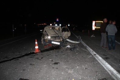 Yunak'ta İki Otomobil Çarpıştı Açıklaması 2 Yaralı