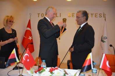 Almanya'nın Wunsiedel Kentinden Başkan Uygur'a Onur Madalyası