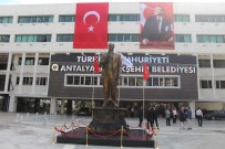 Antalya Büyükşehir Belediyesi Yerleşkesine Dev Atatürk Heykeli