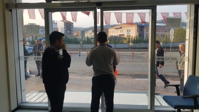 Belediye Başkanı İşe Geç Gelenleri  Binaya Almayarak Kapıları Kapattı