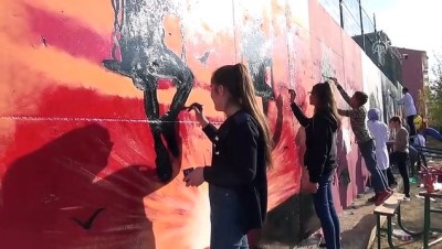 Çocuklar İçin 63 Metre Uzunluğundaki Duvarı Renklendirdiler