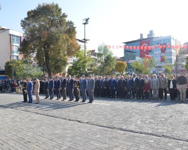 Cumhuriyet Bayramı Çelenk Töreniyle Başladı