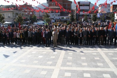 Devrek'te Cumhuriyet Bayramı Nedeniyle Çelenk Sunum Töreni Gerçekleştirildi