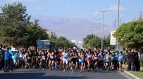 MEHMET ŞERİF OLÇAŞ - Erzincanlı Öğrenciler Cumhuriyet Koşusunda Ter Döktü