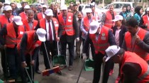 SIVIL TOPLUM KURULUŞU - Kaymakam Ve Belediye Başkanı Sokakları Temizledi