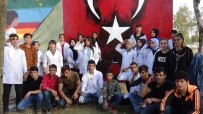 POLİS NOKTASI - Koca Yürekli Öğrenciler 'Çocuk Evleri' Sitesinin Duvarlarını Rengarenk Boyadı