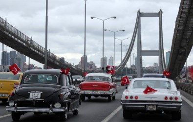 Köprüde Klasik Araçlarla 'Çok Yaşa Cumhuriyet ' Konvoyu