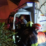 PıNARKENT - Köprünün Ayağına Çarpan Kamyonet Sürücüsü Yaralandı