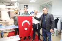 MİMAR SİNAN - Körfez Esnafına 2 Bin Türk Bayrağı Dağıtıldı