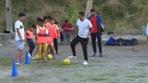 RONALDO - Kunduracı Futbol Antrenörü Çocukları Kötü Alışkanlıklardan Uzaklaştırıyor