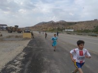 CUMHURİYET KOŞUSU - Sason'da Okullar Arası Cumhuriyet Koşusu Düzelendi
