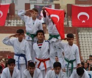 İSTIKLAL MARŞı - 29 Ekim Gösterilerinde Sakatlanan Minik Sporcu Gözleri Dolarak Gösterisini Tamamladı