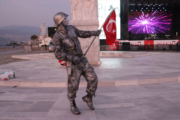 İzmirli 'Canlı Heykel'den 24 saatlik rekor