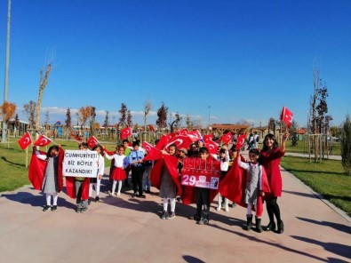 Ağrılı Öğrenciler 'Cumhuriyet Bayramı'nı Marşlarla Kutladı
