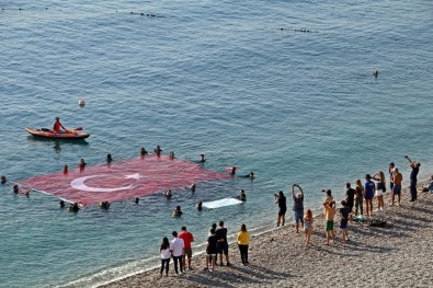 Akdeniz Sularında Dalgıçlardan Türk Bayrağı Ve Asker Selamı