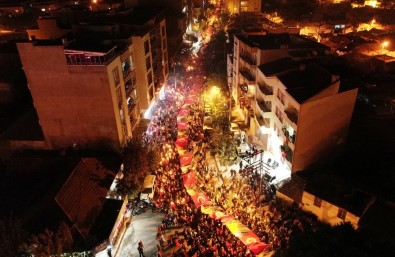 Akhisar'da Dev Bayrakla Dev Yürüyüş