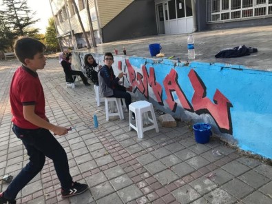 Altıntaş'ta Okul Duvarlarına Grafiti Dokunuşu
