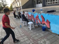 VANDALIZM - Altıntaş'ta Okul Duvarlarına Grafiti Dokunuşu
