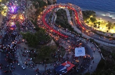 Antalya Akşamını Cumhuriyet Meşaleleri Aydınlattı