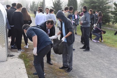 Belediye Başkanı Öğrencilerle Beraber Çöp Topladı
